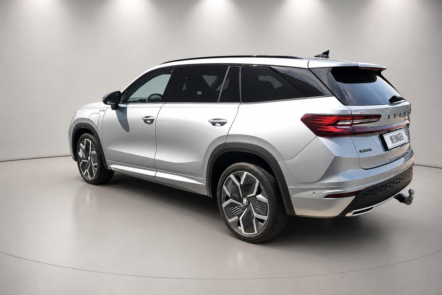 Skoda Kodiaq silber Seitenansicht von hinten mit Alufelgen