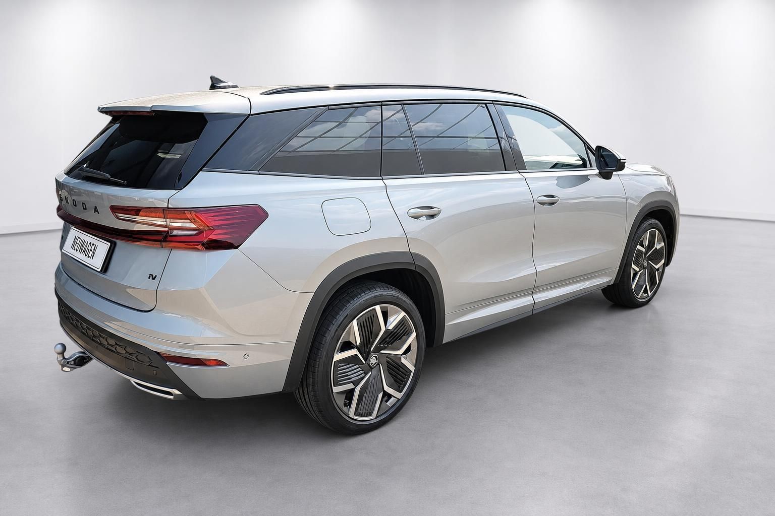 Skoda Kodiaq Heckansicht in Silber mit Anhaengerkupplung im Studio