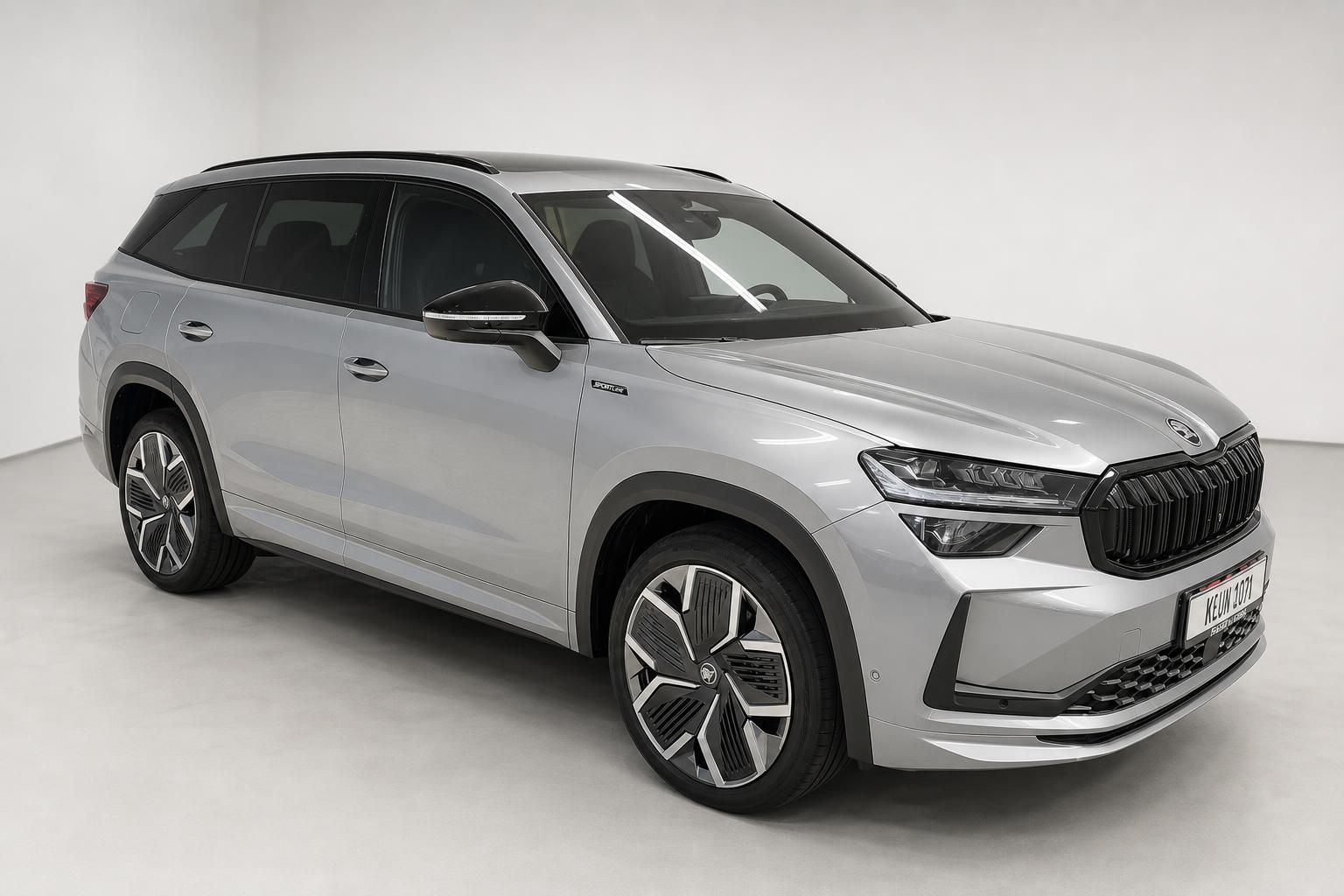 Skoda Kodiaq SUV in Silber Frontansicht schraeg im Studio