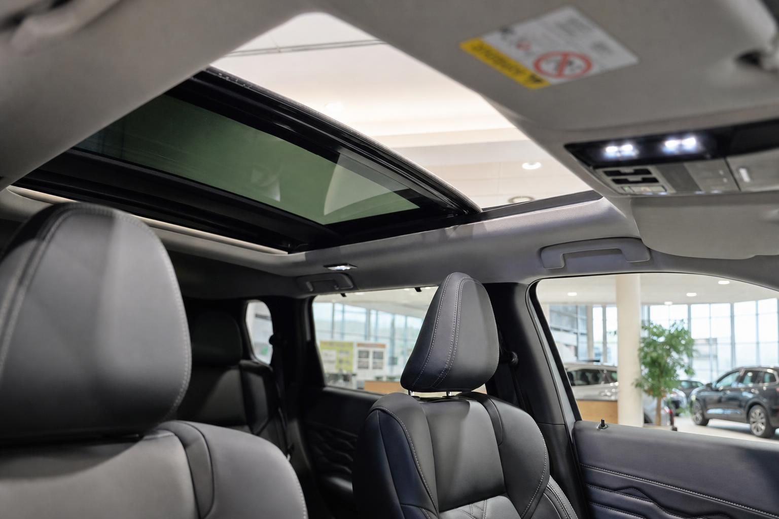 Panorama-Schiebedach und Rücksitze im Innenraum des Mitsubishi SUV