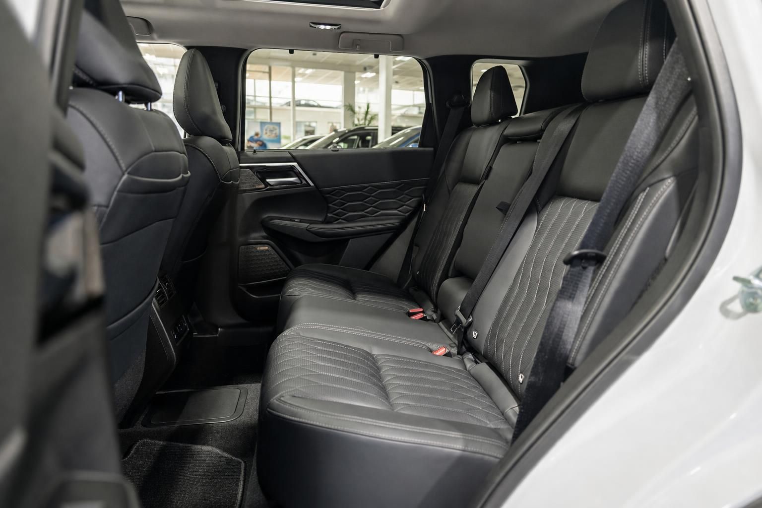 Rücksitze mit schwarzem Lederinterieur im SUV-Innenraum