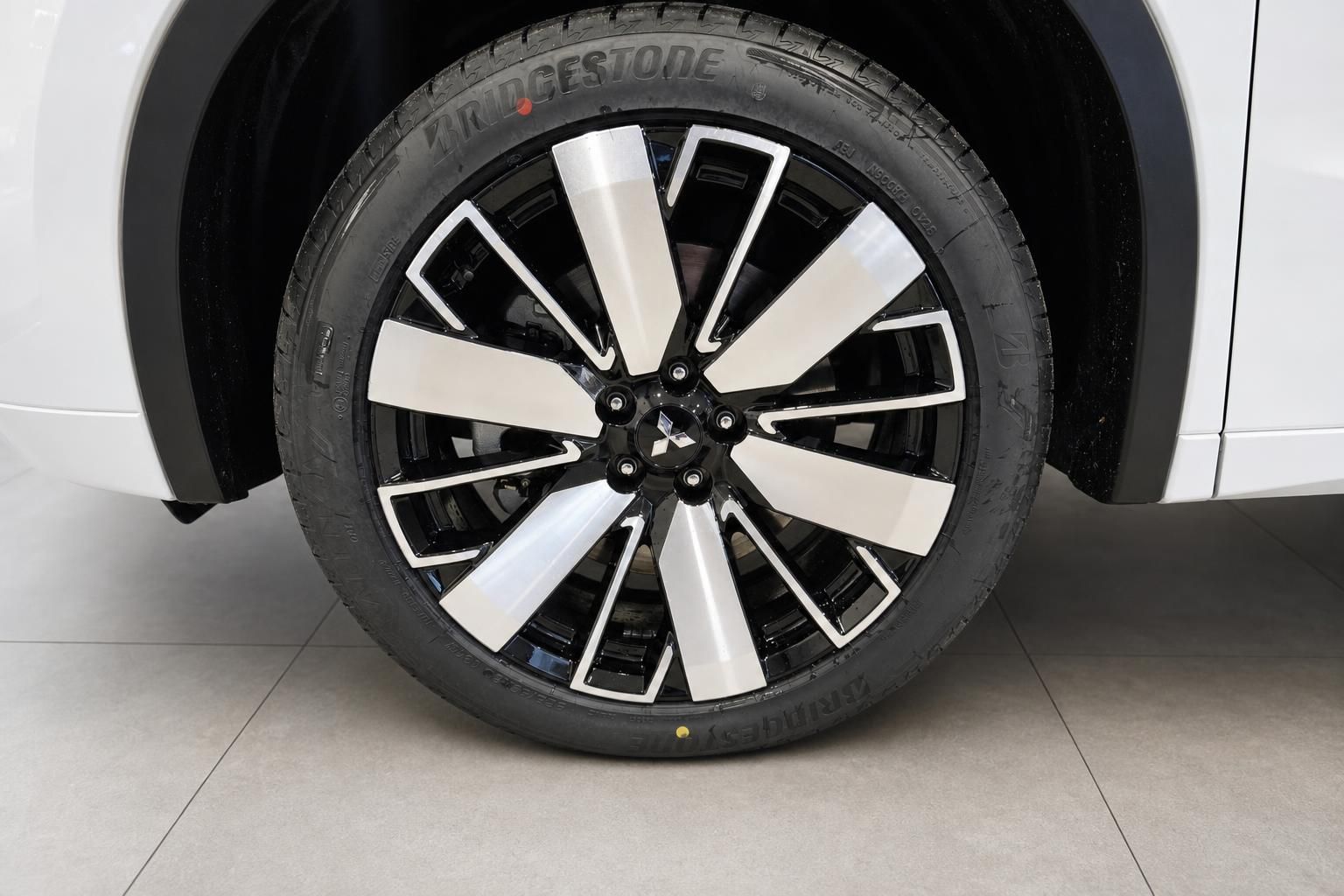 Leichtmetallfelge mit Bridgestone Reifen am Mitsubishi SUV