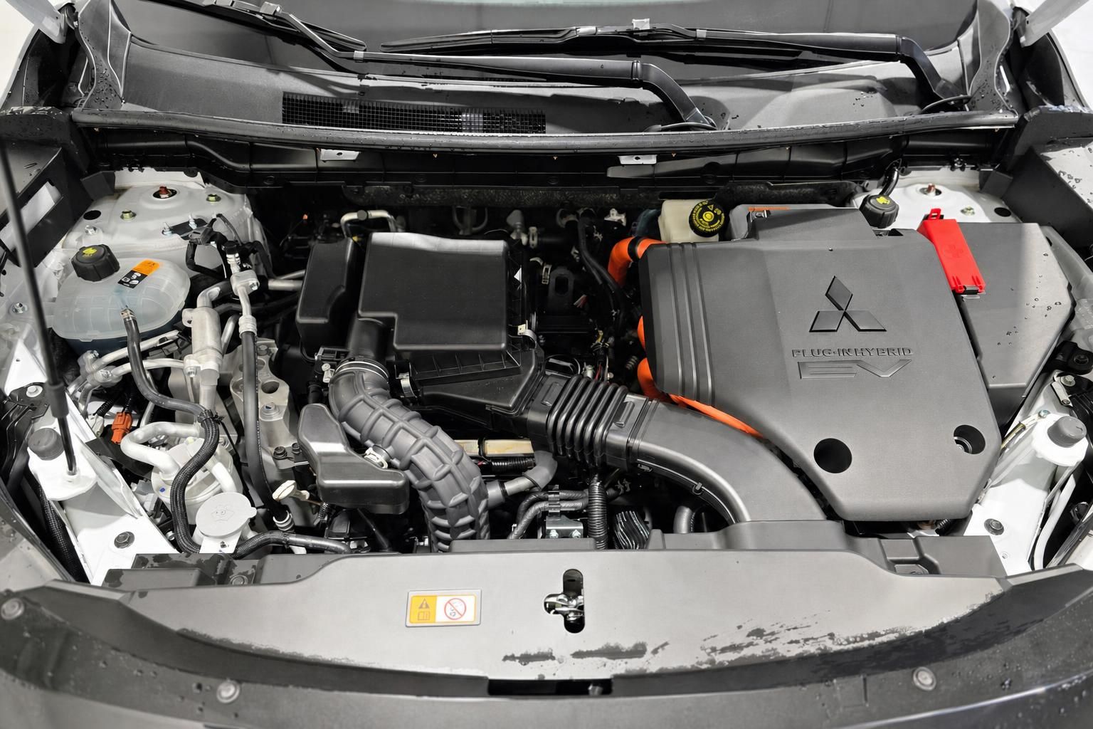 Motorraum eines Mitsubishi Plug-in Hybrid Fahrzeugs