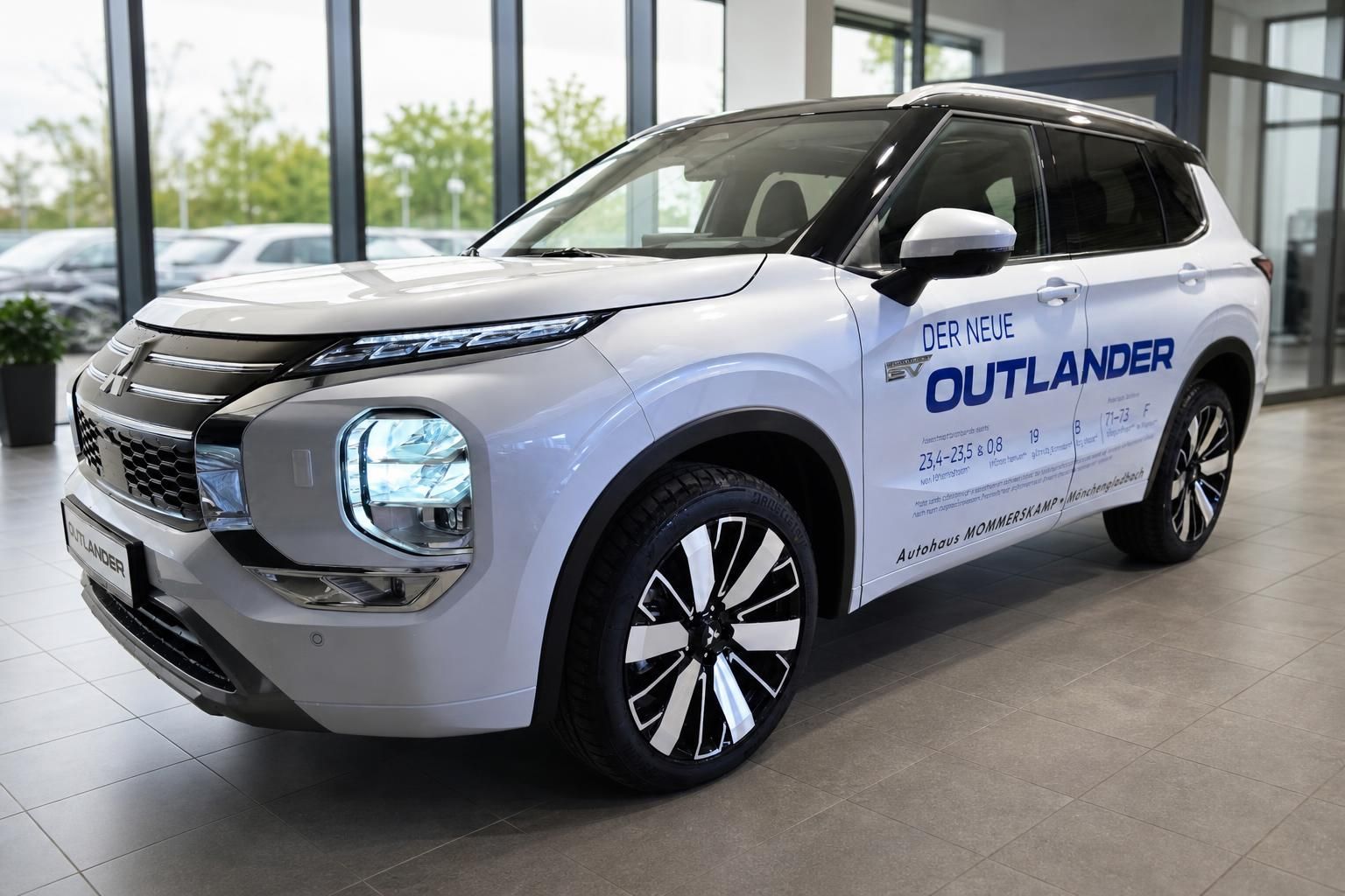 Mitsubishi Outlander PHEV in Weiss, Frontansicht im Autohaus Showroom