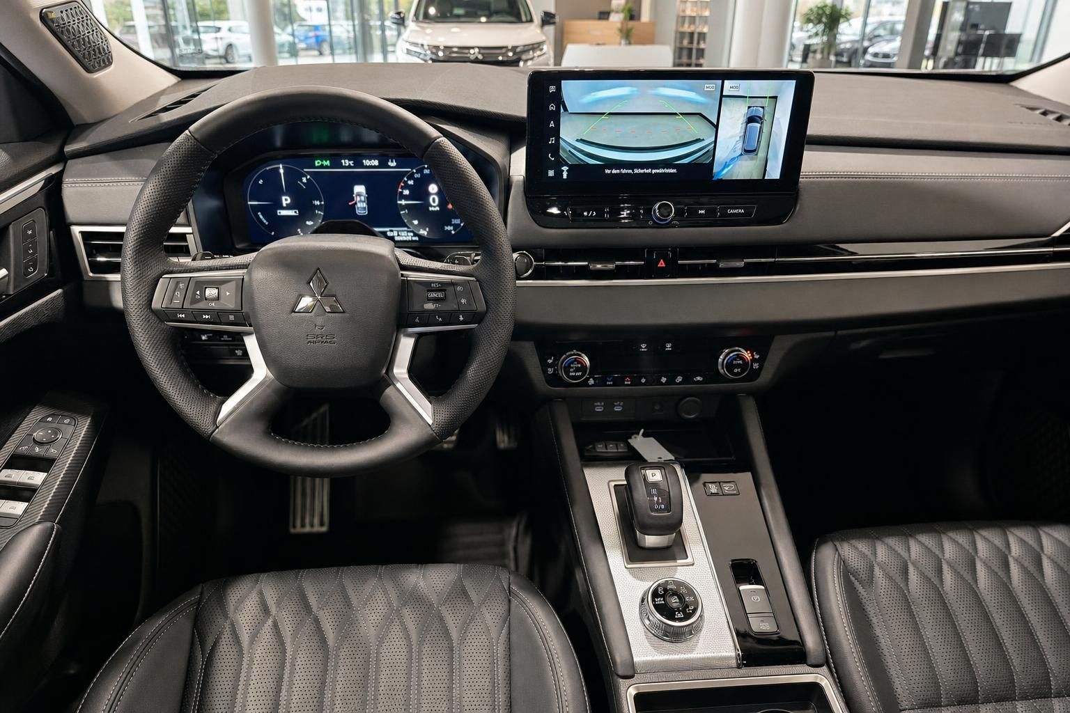 Mitsubishi Outlander Innenraum mit Lenkrad und Rueckfahrkamera-Display