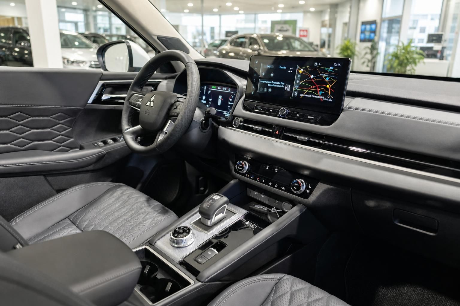Innenraum Mitsubishi mit Cockpit, Lenkrad und Touchscreen-Navigation
