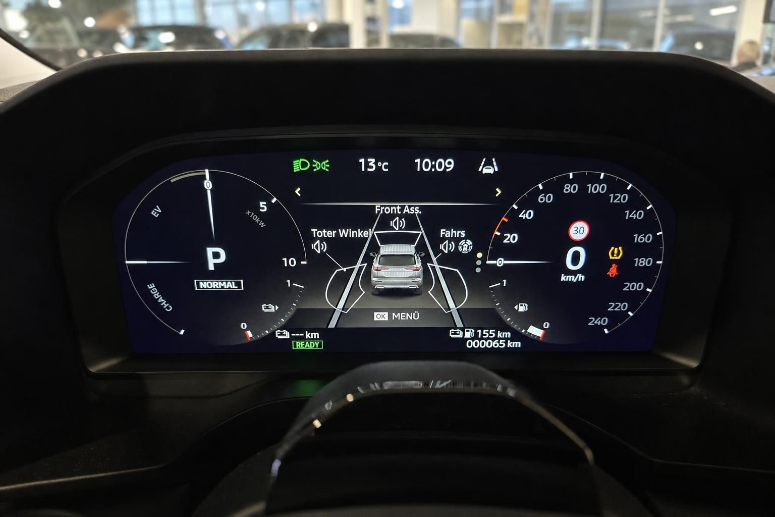 Digitales Kombiinstrument mit Fahrassistenzsystemen im Mitsubishi SUV