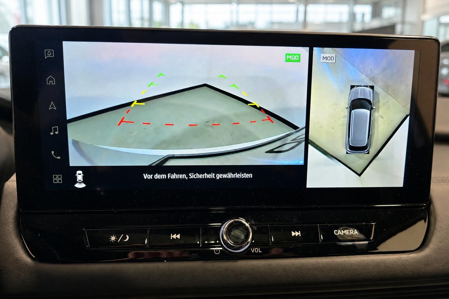 360-Grad-Kamera Display im Cockpit des Mitsubishi Fahrzeugs