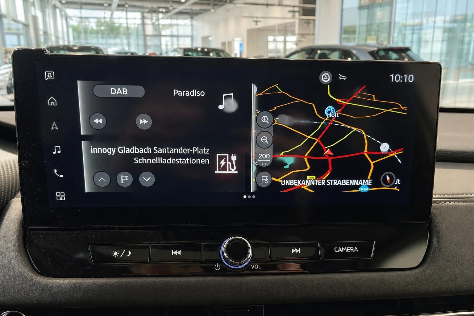 Infotainment-System mit Navigation und Ladestationen im Mitsubishi