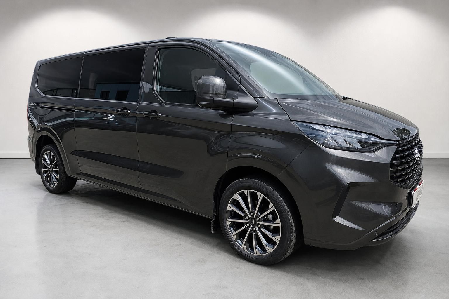 Ford Tourneo Custom grau, Frontansicht schraeg im Fotostudio