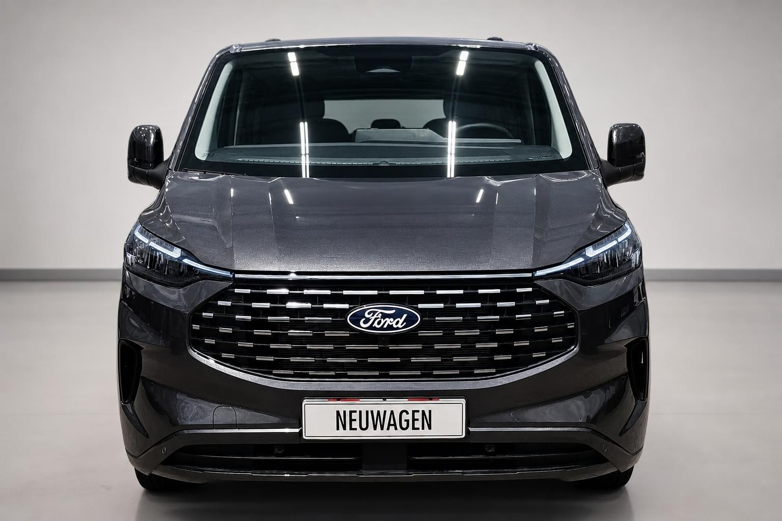 Ford Tourneo Custom Neuwagen Frontansicht in Grau, Studioaufnahme