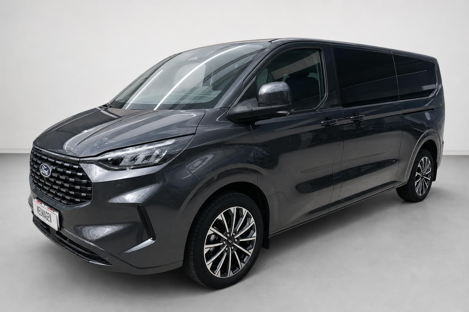 Ford Tourneo Custom Neuwagen in Grau, Seitenansicht schraeg vorne