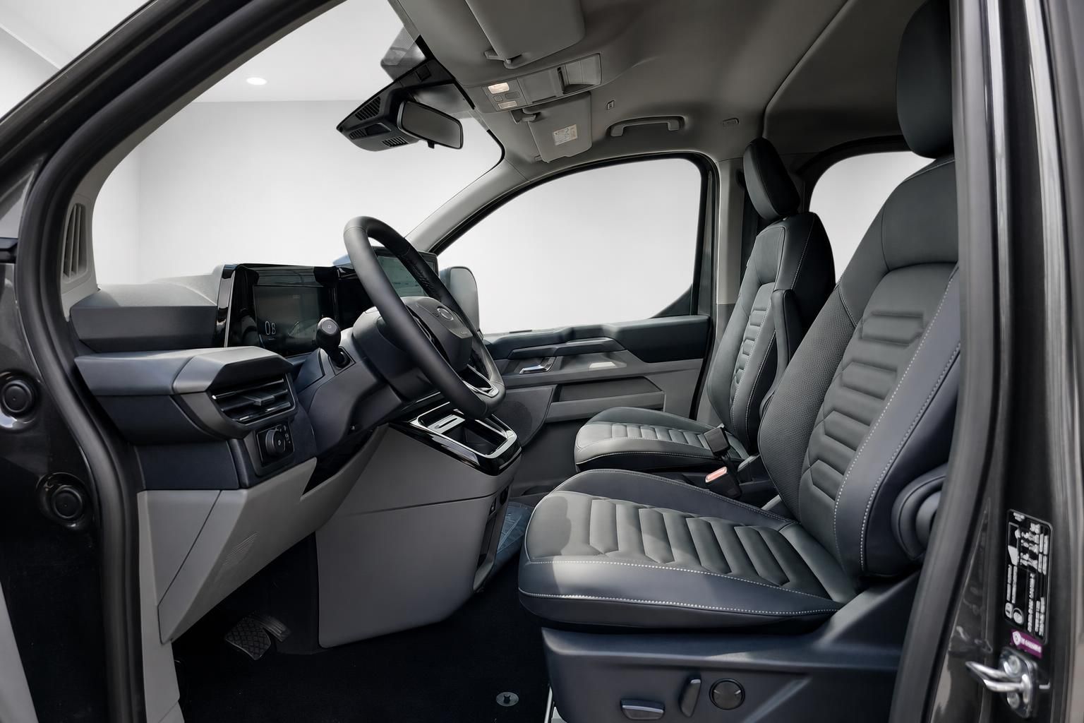 Ford Tourneo Custom Innenraum mit Ledersitzen und Cockpit