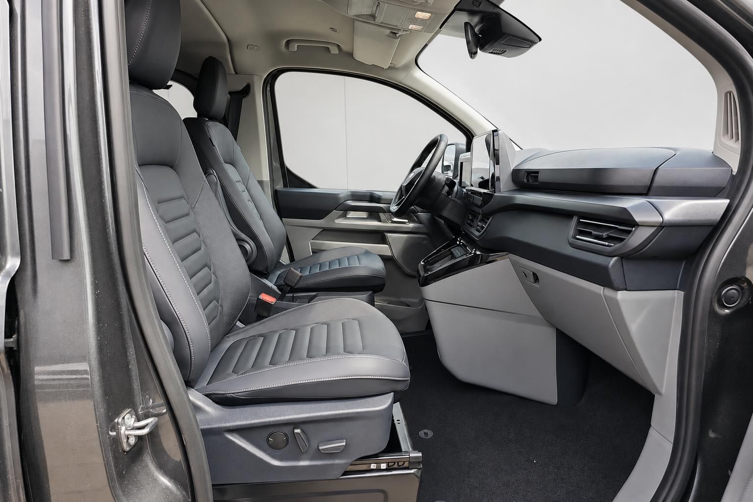 Ford Tourneo Custom Fahrerraum mit Sitzen und Armaturenbrett