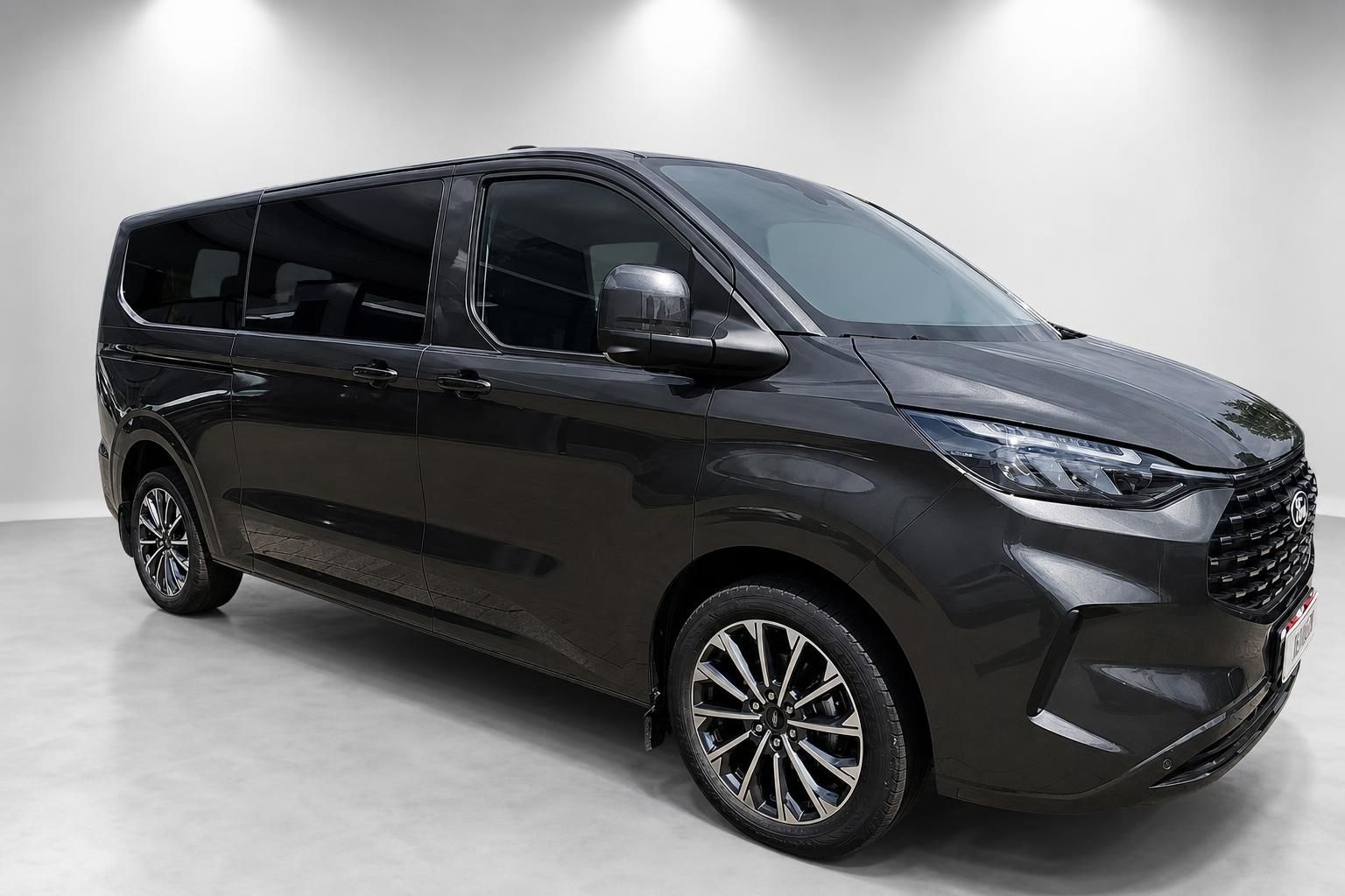 Ford Tourneo Custom Van Grau seitliche Frontansicht mit Alufelgen