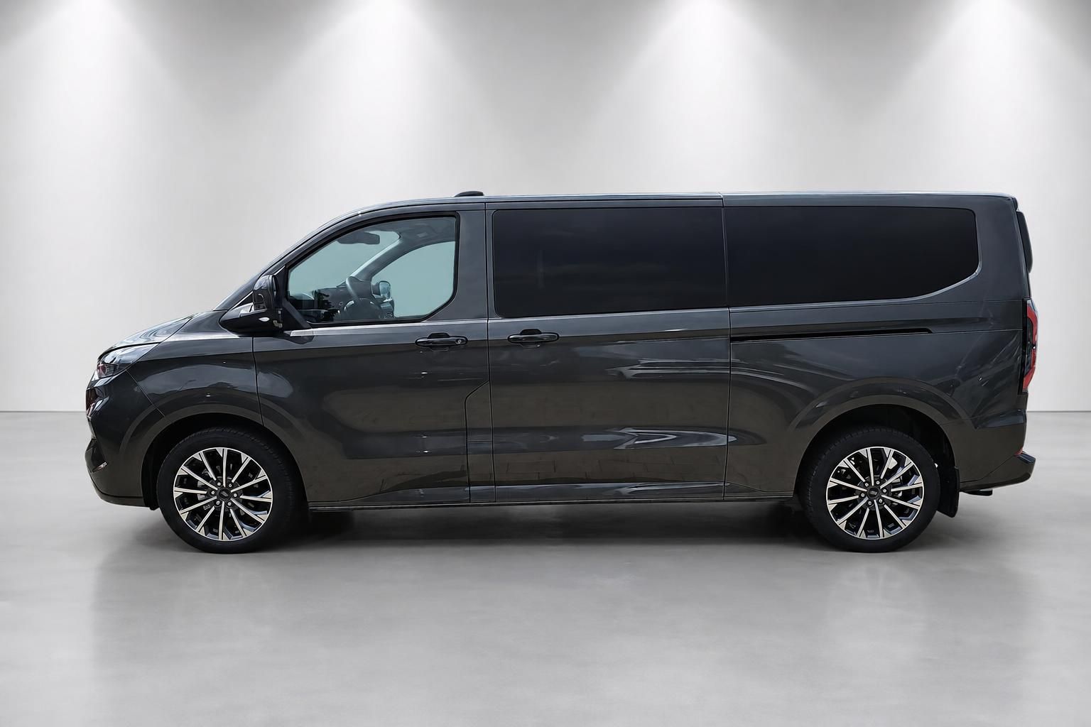 Ford Tourneo Custom grau, Seitenansicht im Fotostudio