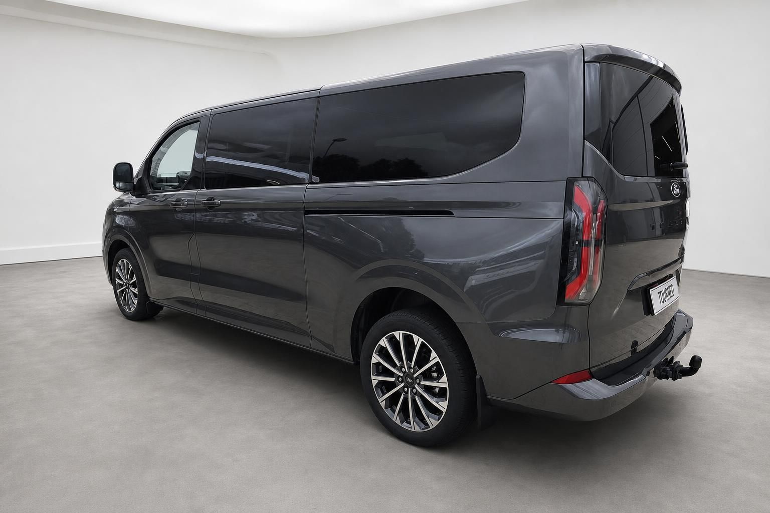 Ford Tourneo Custom grau, Heckansicht schraeg im Studio