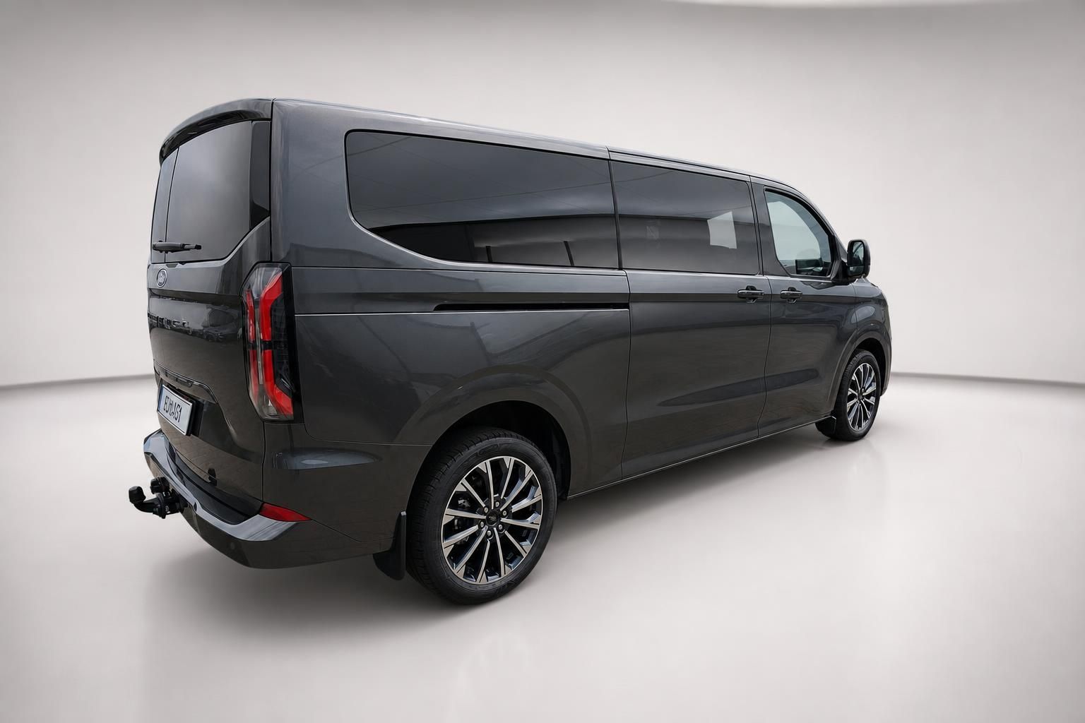 Ford Tourneo Custom dunkelgrau, Heckansicht schraeg mit Anhaengerkupplung