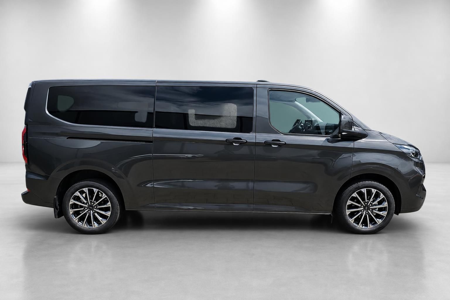 Ford Tourneo Custom dunkelgrau, Seitenansicht Van im Studio