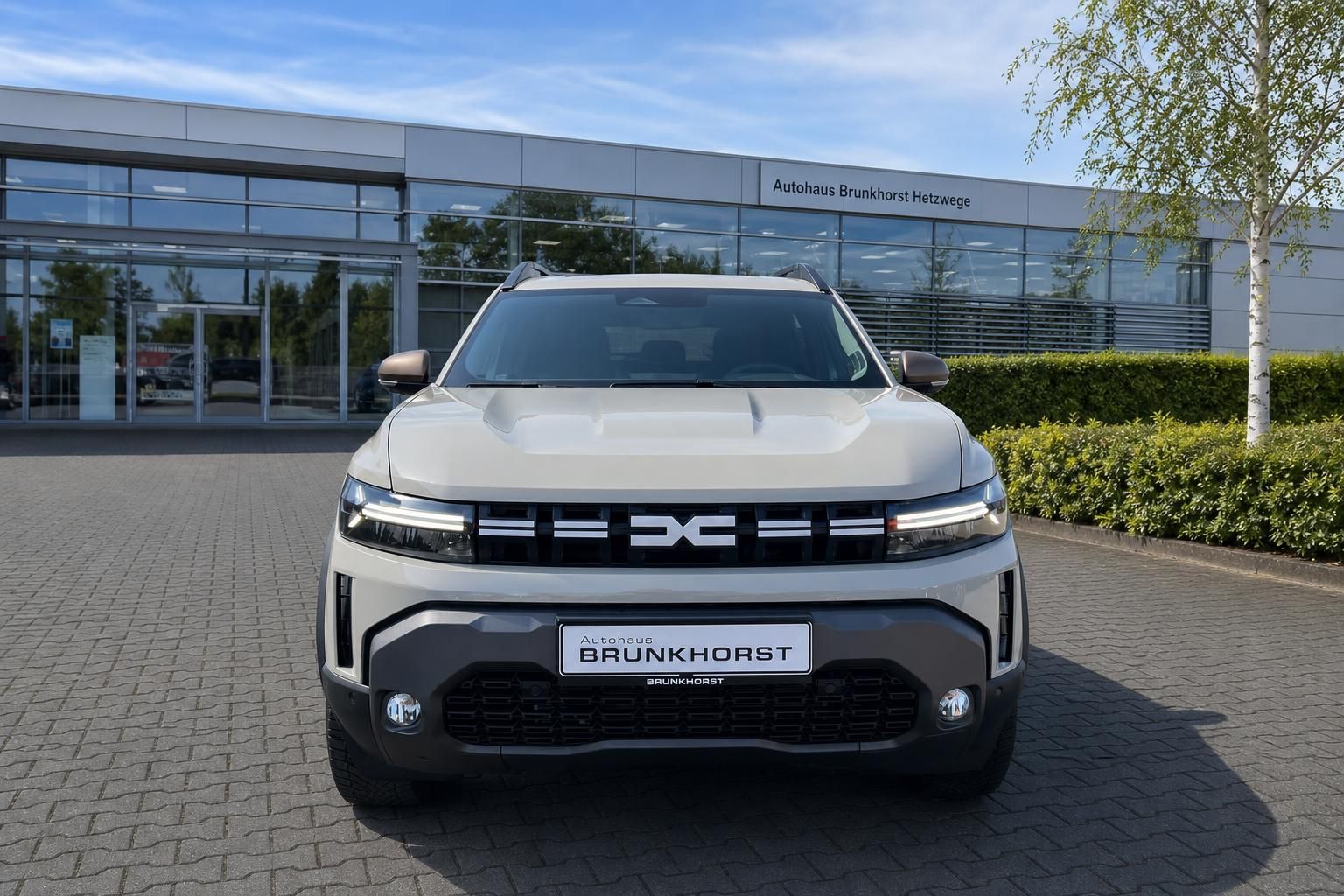 Weißer SUV Frontansicht vor Autohaus Brunkhorst Hetzwege - Gebrauchtwagen kaufen