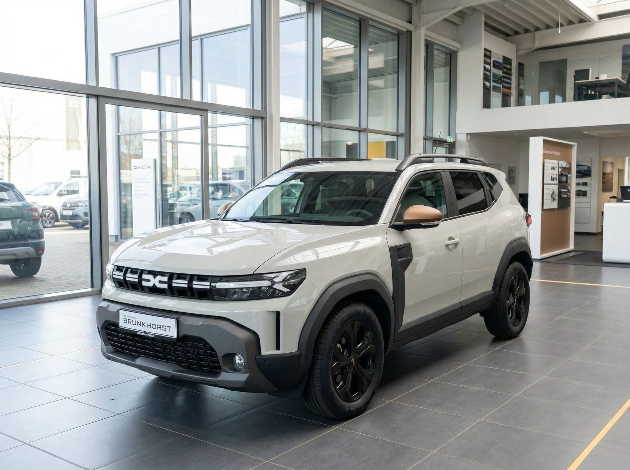 Weißer Dacia Duster SUV Frontansicht im Autohaus Brunkhorst Showroom mit schwarzen Felgen