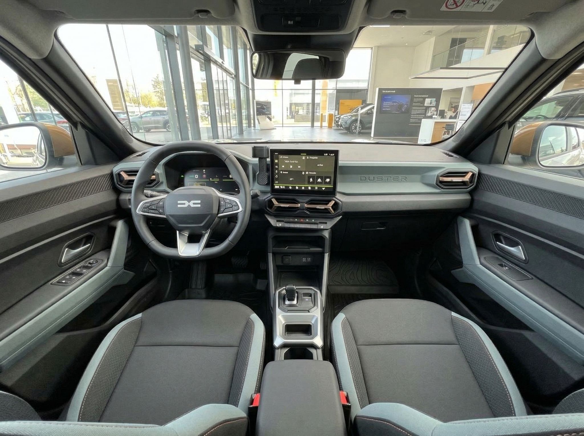 Modernes Cockpit Dacia Duster mit Touchscreen, Lenkrad und grauem Interieur