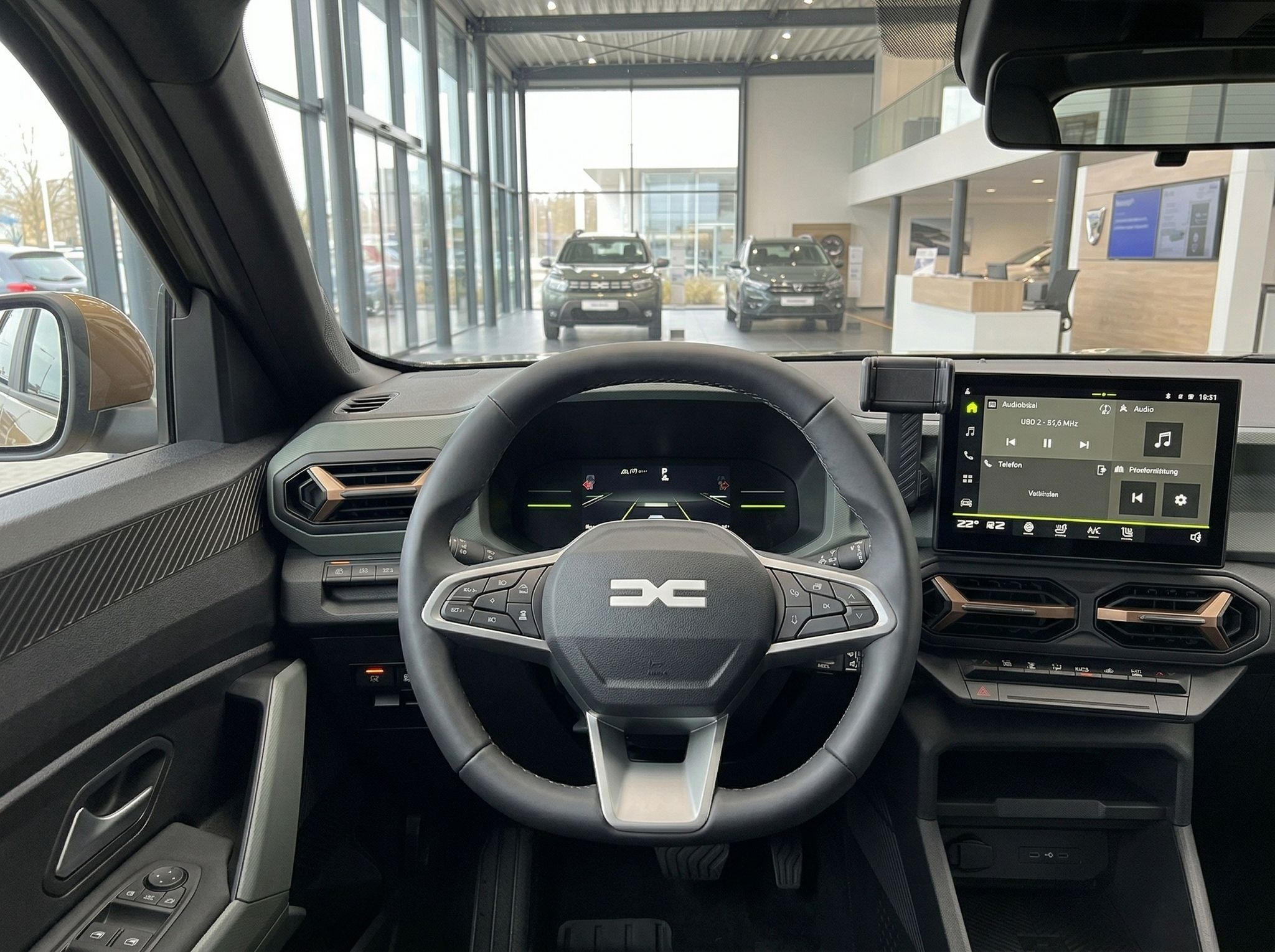 Dacia Fahrzeug Armaturenbrett mit digitalem Display und Lenkrad im Autohaus-Showroom