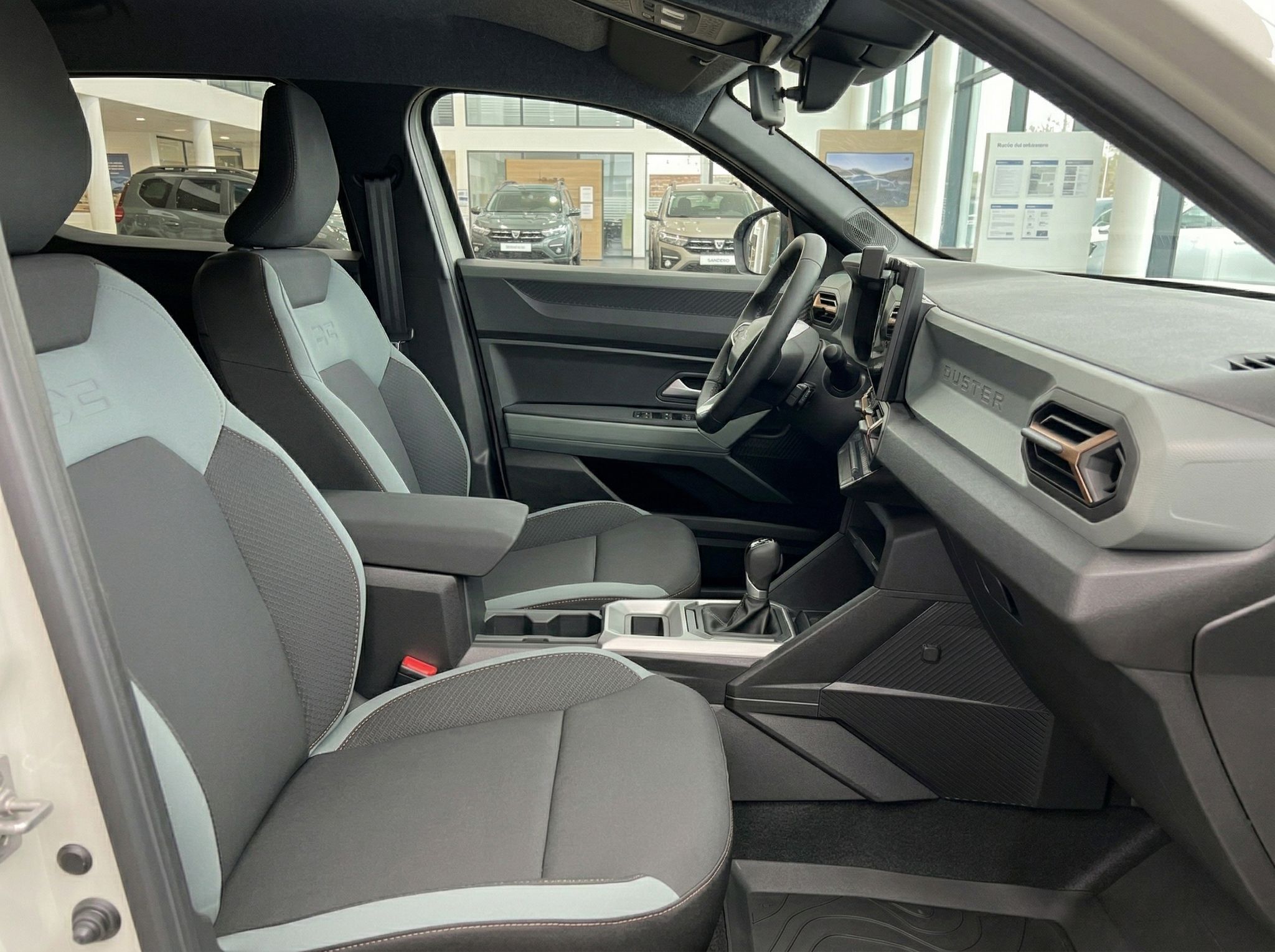 Dacia Duster Innenraum mit grauen Sitzen und Mittelkonsole im Autohaus-Showroom