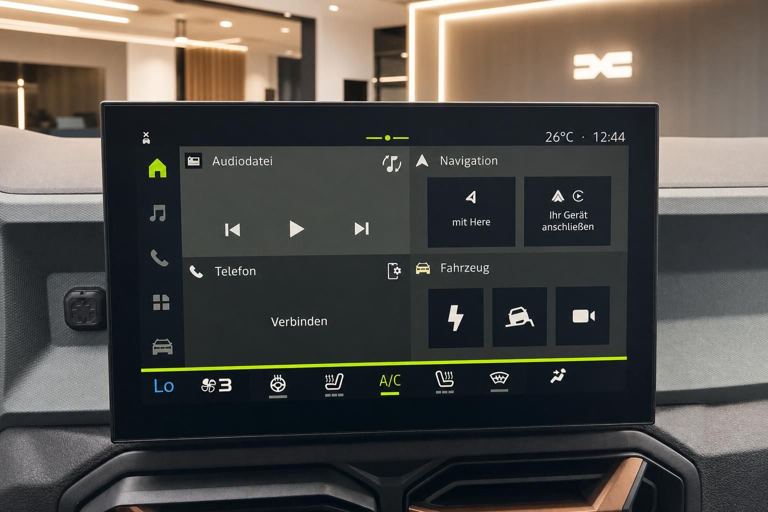 Infotainment-Touchscreen mit Navigation und Fahrzeugmenue im Detail