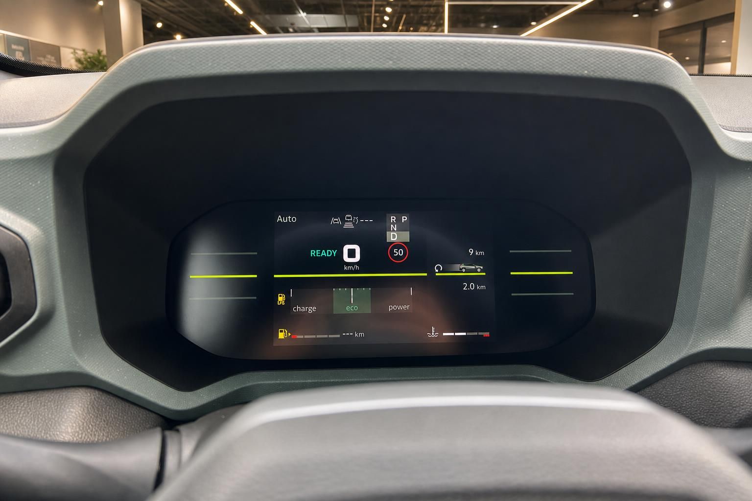 Digitales Kombiinstrument mit Fahrmodus und Tempolimitanzeige im Fahrzeug