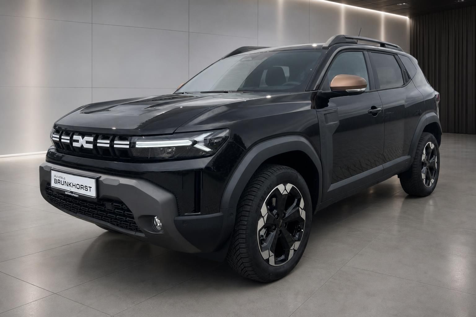 Dacia Duster schwarz 4x4 Frontansicht seitlich im Autohaus