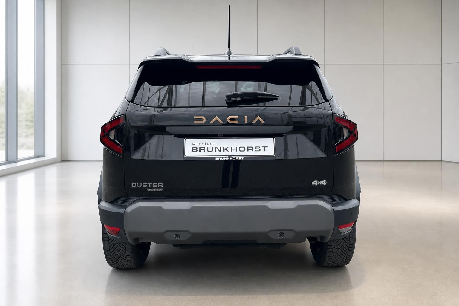 Dacia Duster 4x4 Hybrid schwarz Heckansicht im Showroom