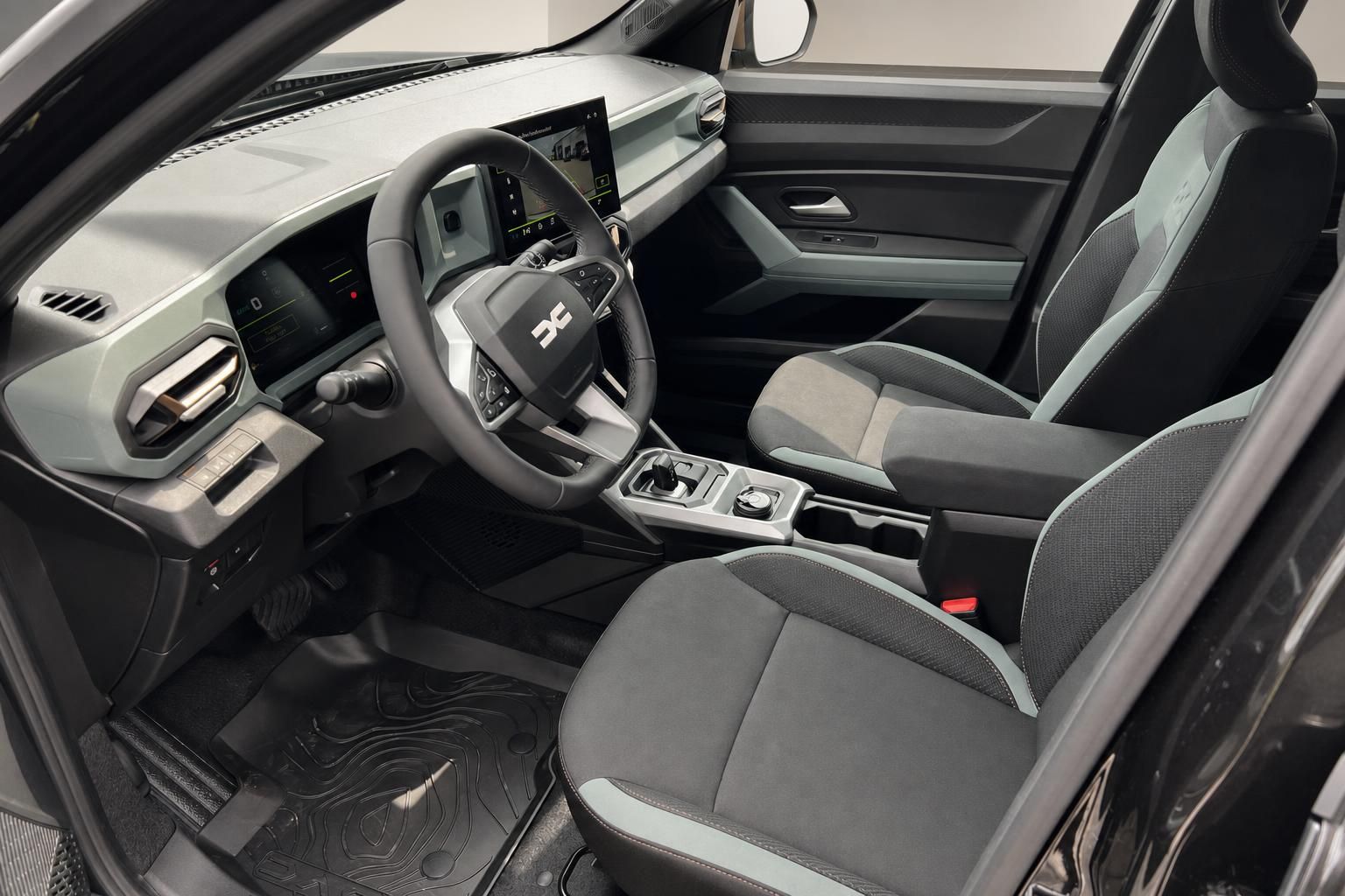Dacia Duster Innenraum Cockpit mit Sportsitzen und Display
