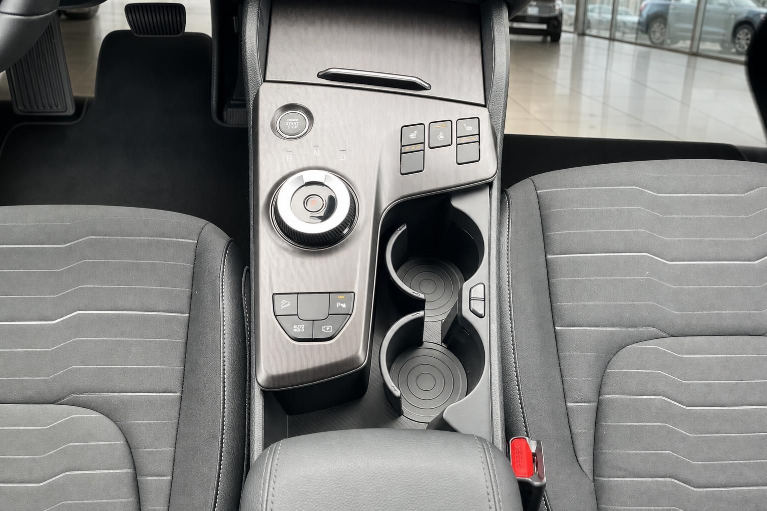 Mittelkonsole mit Schalthebel, Sitzheizung und Getraenkehaltern im Fahrzeuginnenraum