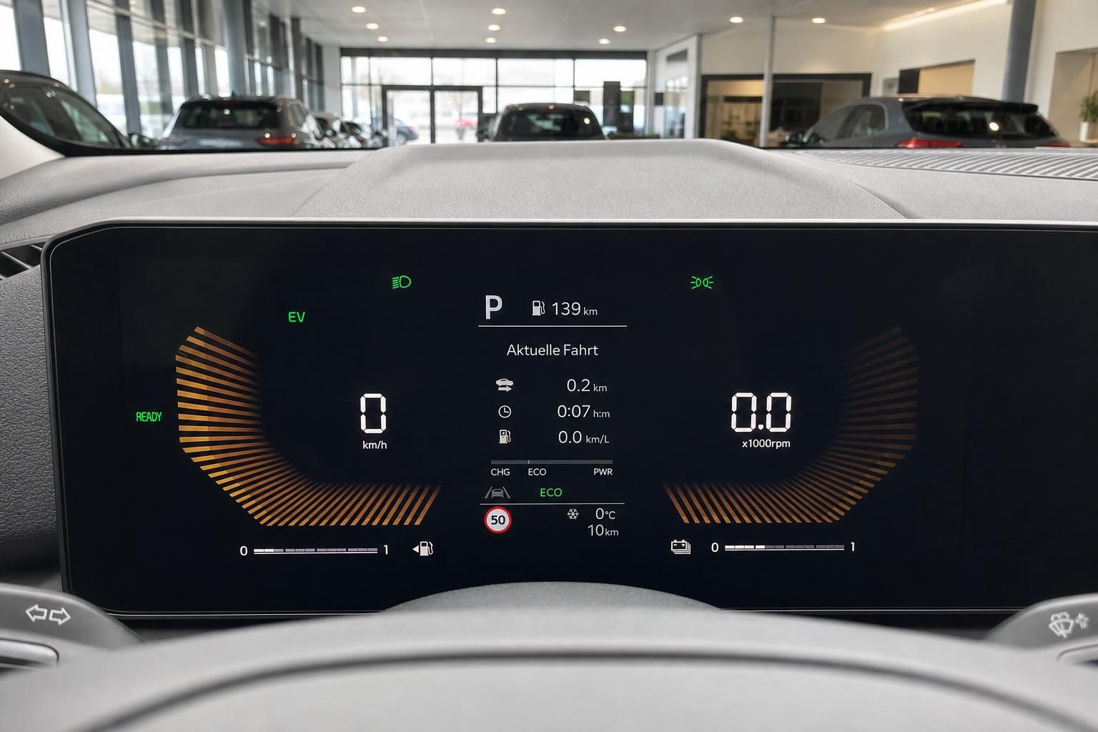 Digitales Kombiinstrument mit Reichweitenanzeige und Fahrmodus im Cockpit