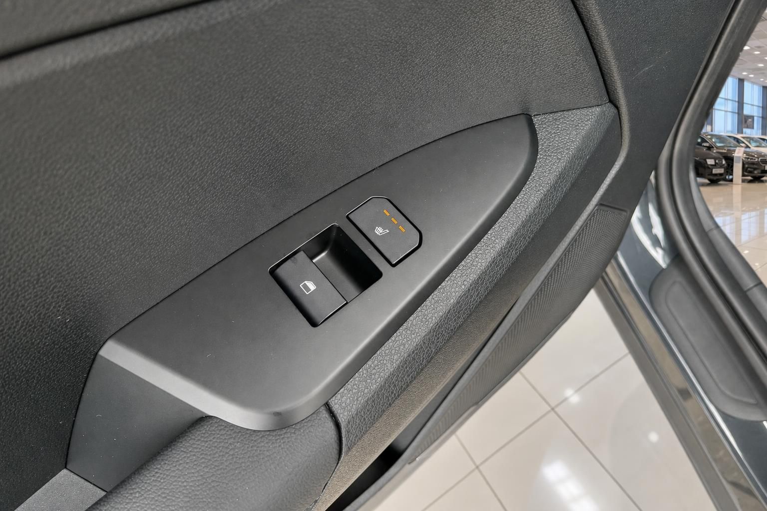 Tuerverkleidung mit Fensterheber und Sitzheizungsschalter im Fahrzeug