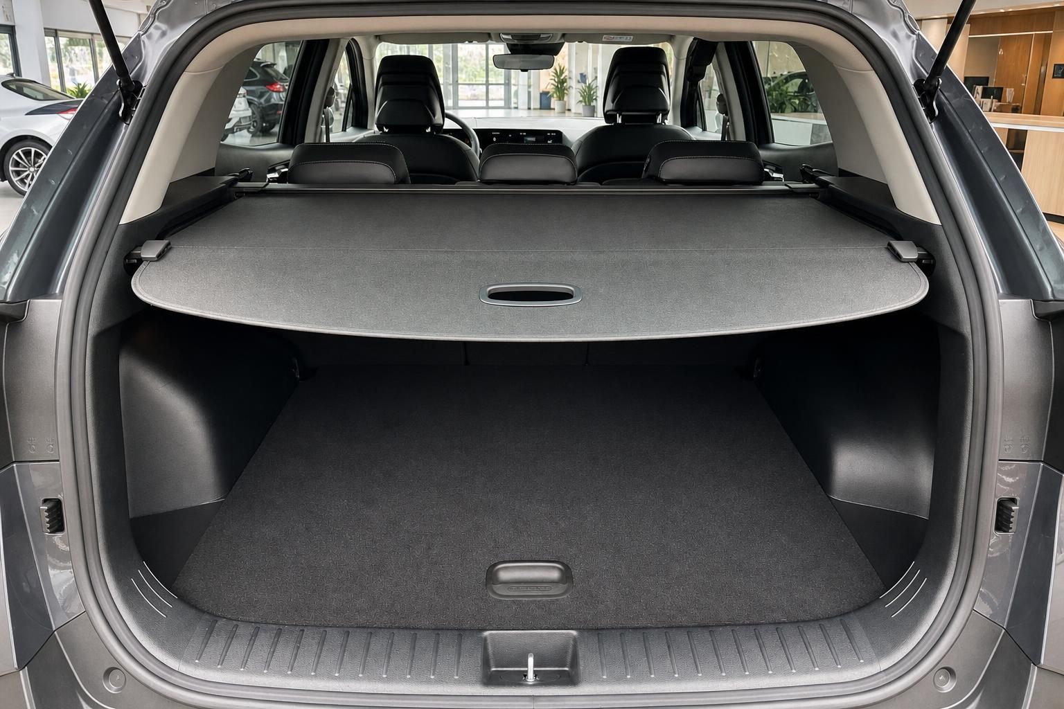 Kia Sportage HEV Kofferraum mit umgeklapptem Rollo, geoeffnete Heckklappe