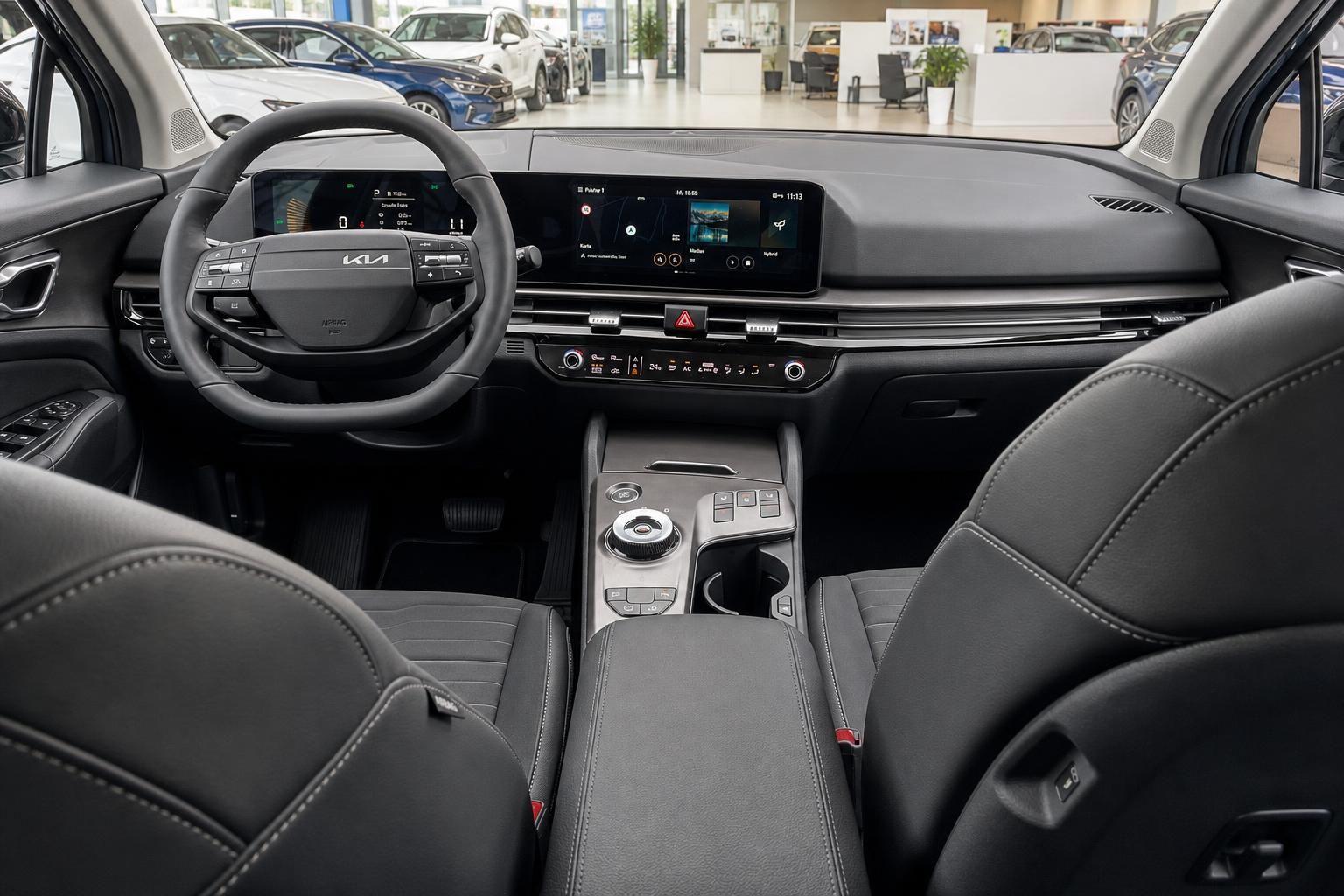 Kia Sportage Cockpit mit Lenkrad und Doppelbildschirm im Autohaus