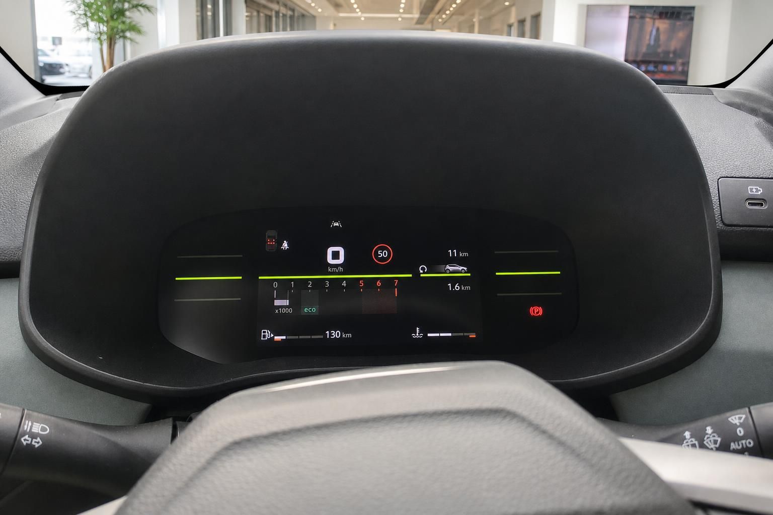 Digitales Kombiinstrument mit Tacho und Anzeigen im Fahrzeuginnenraum