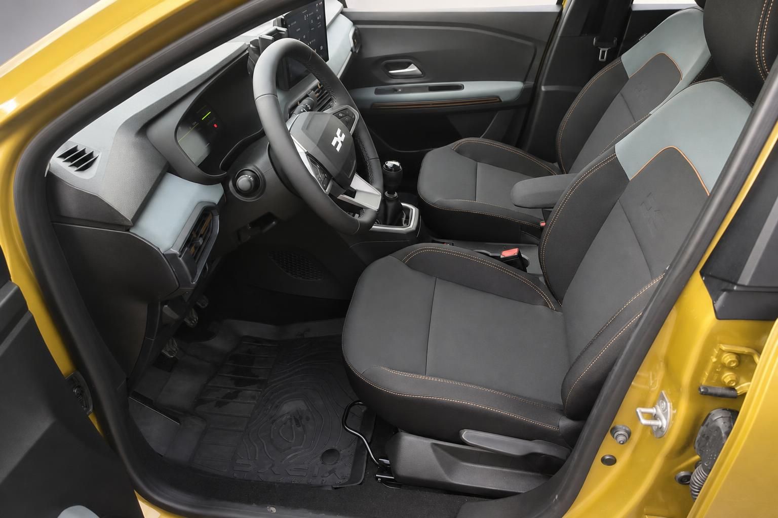 Dacia Sandero Innenraum Vordersitze und Cockpit Detailansicht