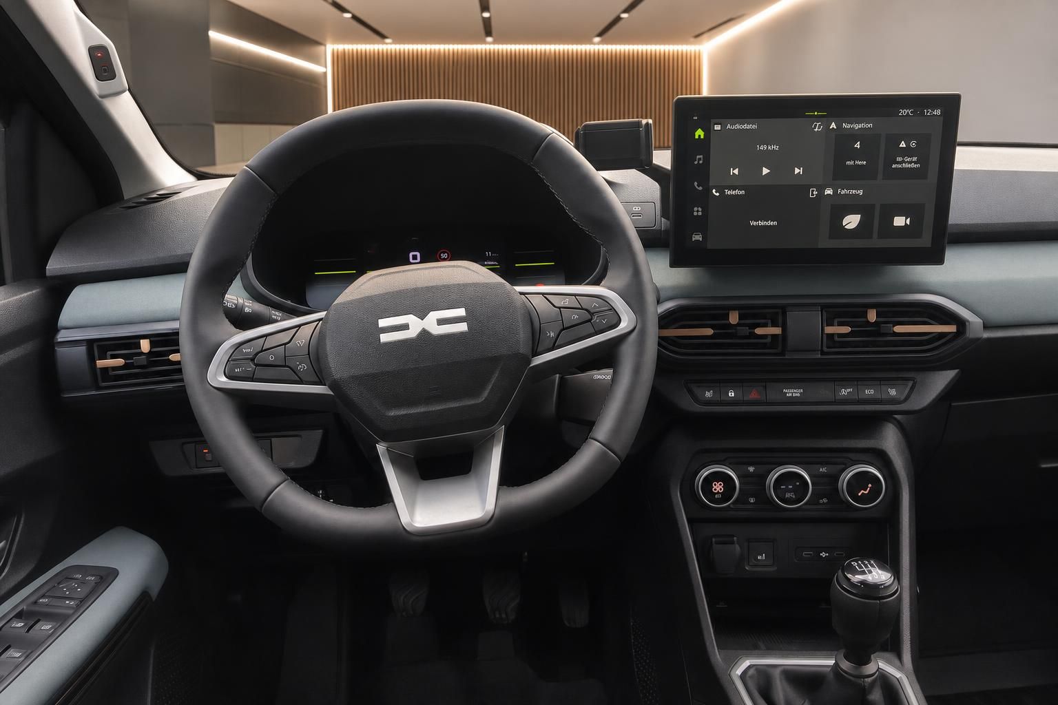 Cockpit mit Lenkrad und Touchscreen-Infotainment im Fahrzeuginnenraum