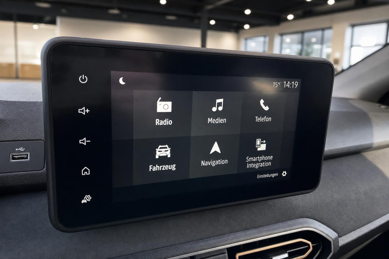 Dacia Infotainment-Display mit Navigationsmenu und Smartphone-Integration