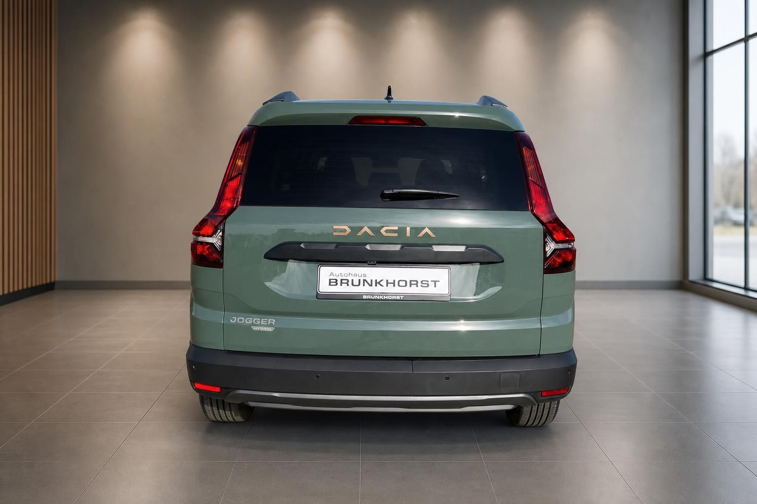 Dacia Jogger grün Heckansicht mit LED-Rücklichtern und Autohaus Brunkhorst Kennzeichen