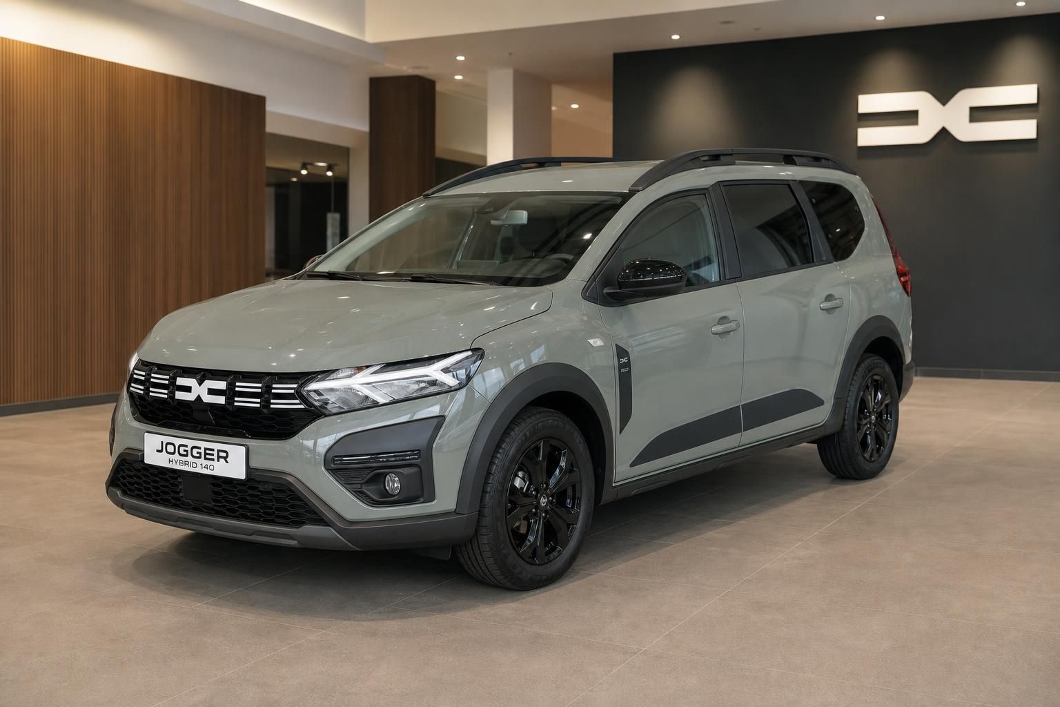 Dacia Jogger Hybrid 140 silber Seitenansicht im Autohaus mit schwarzen Felgen