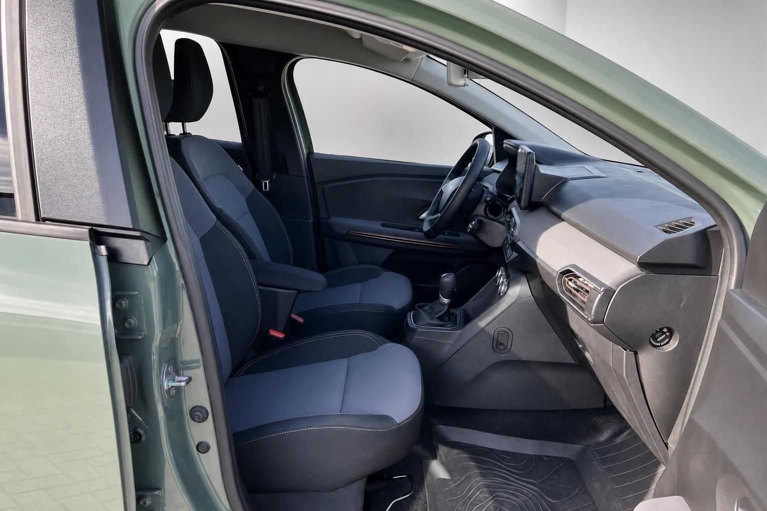 Dacia Beifahrerseite mit grauen Sitzen und Schaltgetriebe im Innenraum