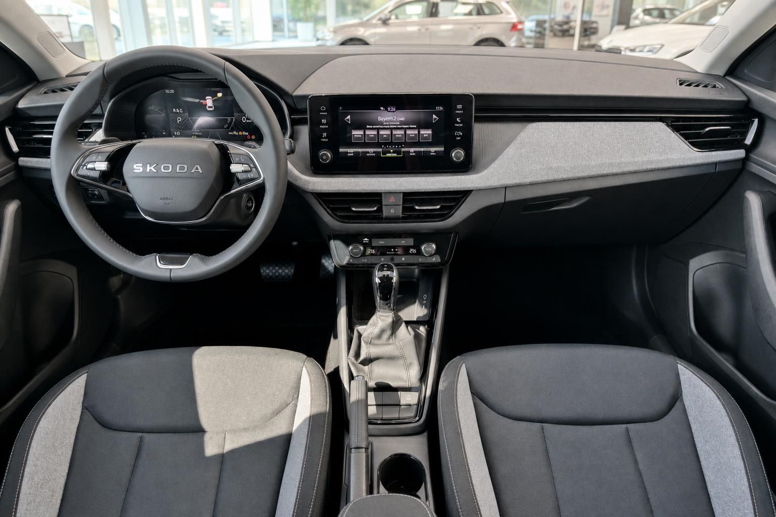 Skoda Cockpit mit Lenkrad und Infotainment Display
