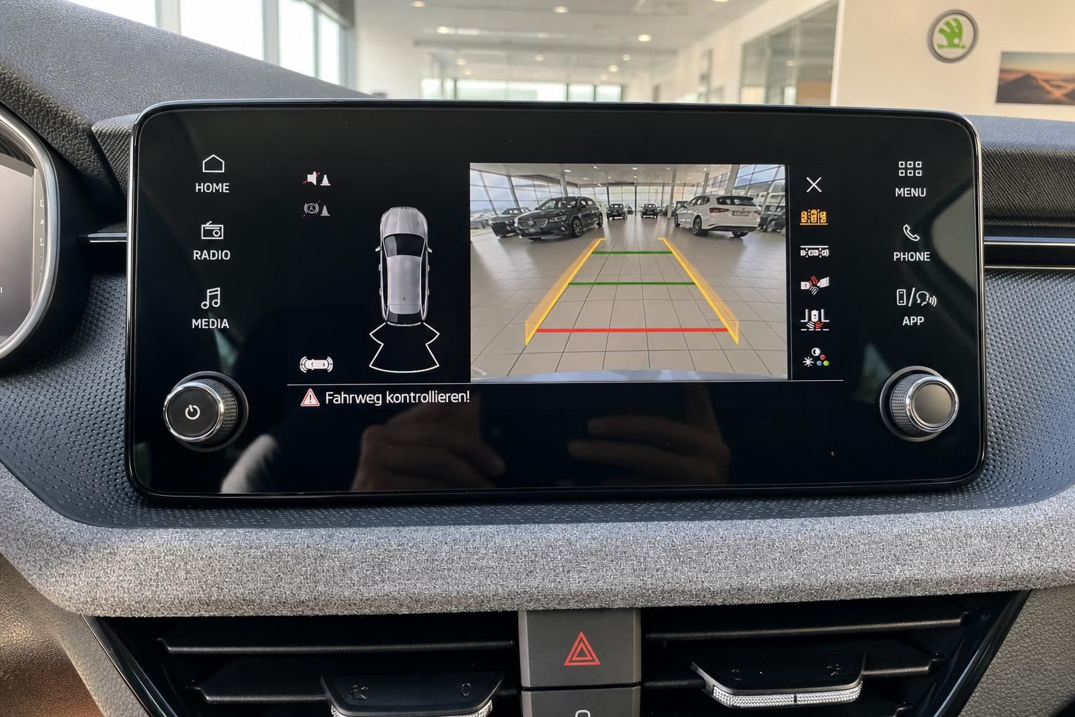 Skoda Infotainment Bildschirm mit Rückfahrkamera Ansicht
