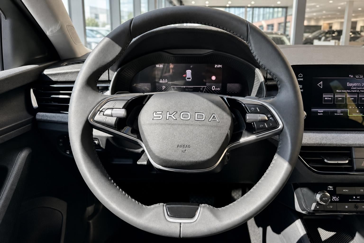 Skoda Lenkrad mit Multifunktionstasten und digitalem Cockpit