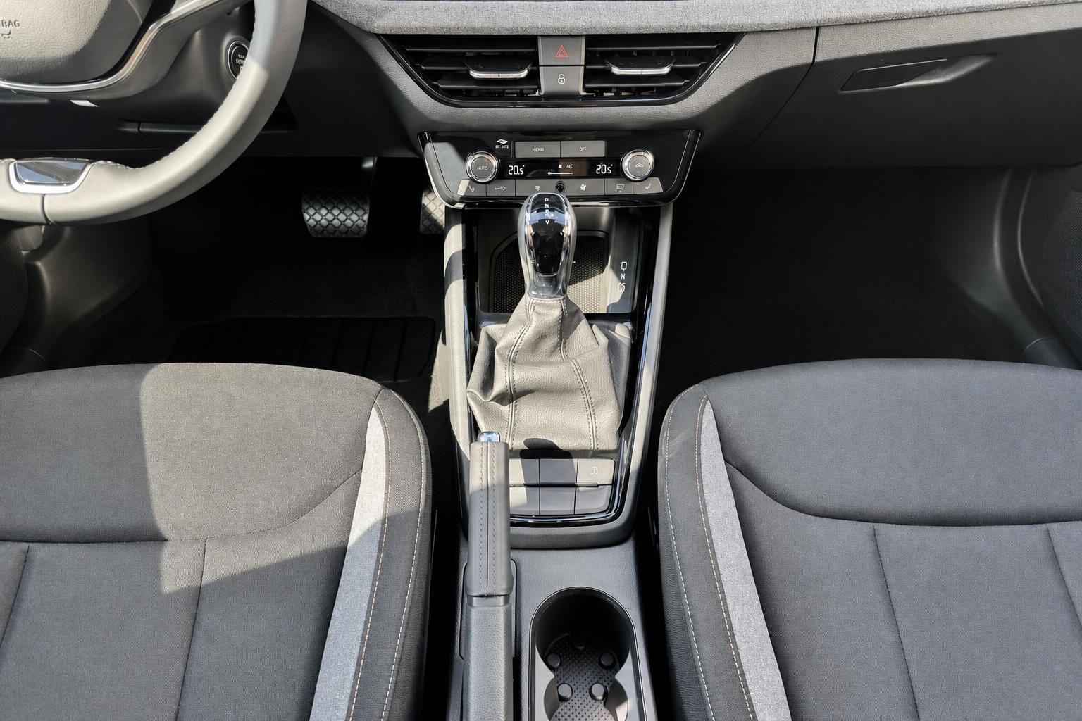 Skoda Mittelkonsole mit Schaltung, Klimabedienung und Sitzen