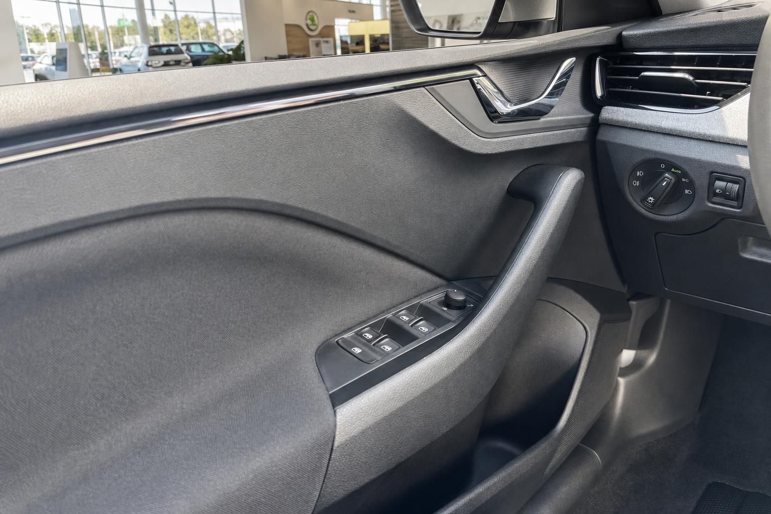 Skoda Innenraum Tuerverkleidung mit Fensterhebern und Lichtschalter